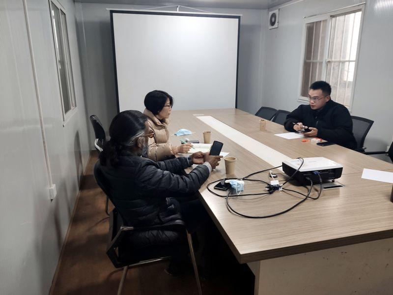 國(guó)外客戶來(lái)我廠考察，試駕奔馬小型壓路機(jī)