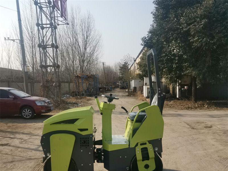 小壓路機(jī)廠家操作人員必備安全知識點