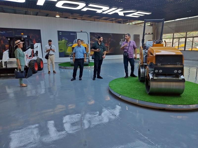 國外客戶來我廠參觀考察小型壓路機，并達(dá)成合作意向
