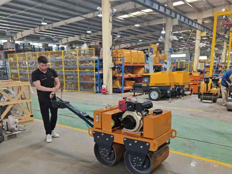 國外客戶來我廠參觀考察小型壓路機、移動照明車等產(chǎn)品