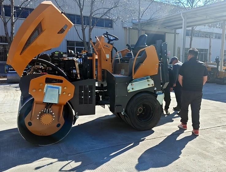 3月18日，哈薩克斯坦客戶來(lái)廠體驗(yàn)考察5噸膠輪壓路機(jī)